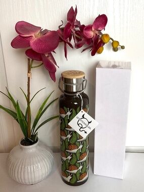 QUESTIONABLES SNAILS AND FERNS INSULATED BOTTLE~25 OUNCES~BRAND NEW!